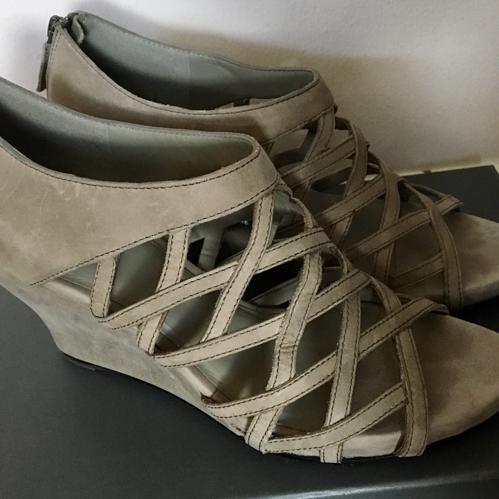 Eileen Fisher Cage Sandals Lattice Ash Gray Suede Wedges w/dustbag size 9